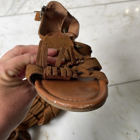 Minnetonka fringed studded brown leather ankle strap sandal size 7 great shape - Picture 9 of 9